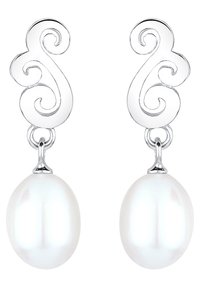 Boucles d'oreilles en ton argent avec un design tourbillonnant en haut et de grosses perles blanches en forme d'ovale suspendues à la base.