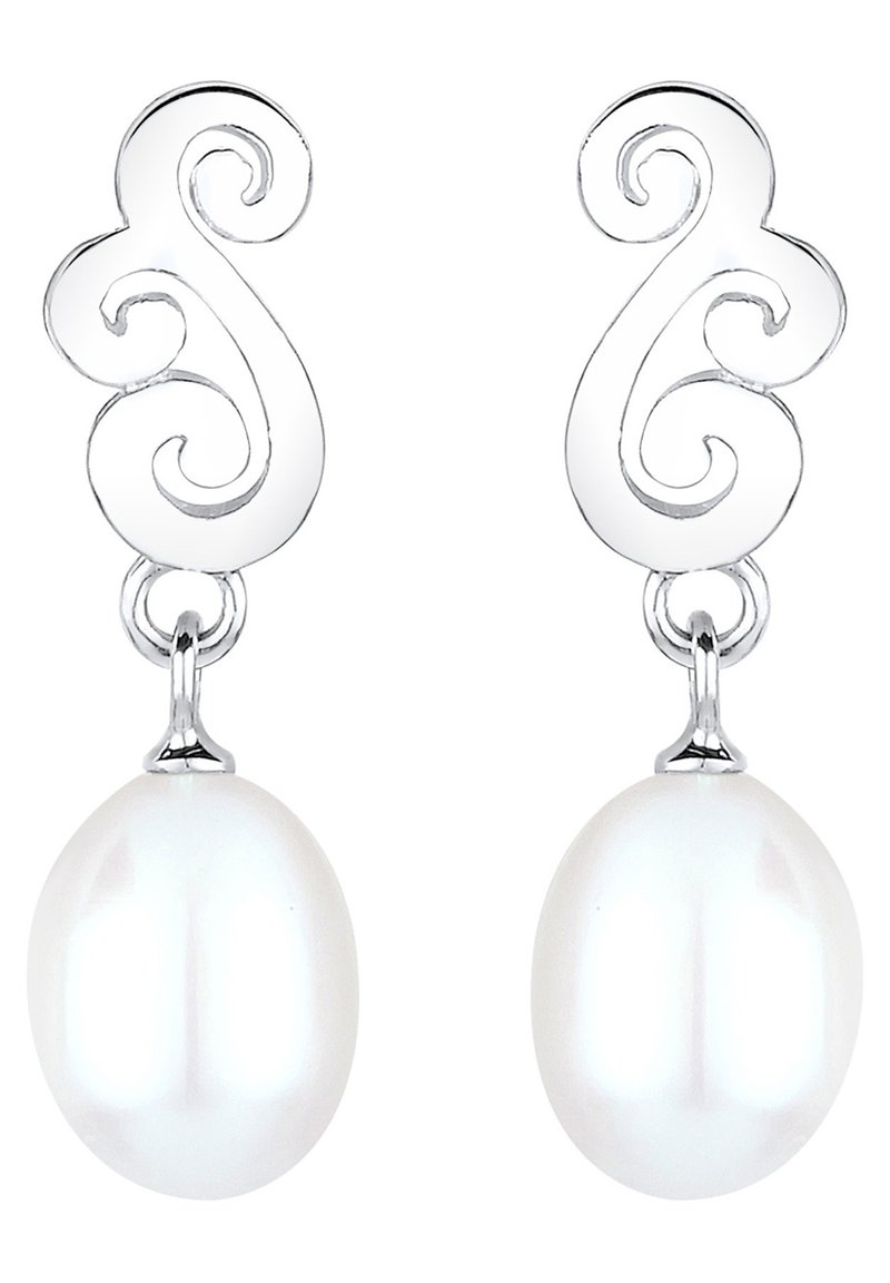 Boucles d'oreilles en ton argent avec un design tourbillonnant en haut et de grosses perles blanches en forme d'ovale suspendues à la base.