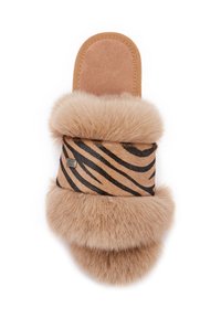 Hnedé kožušinové šľapky so pruhovaným čiernym a hnedým pásikom. Obsahujú syntetickú stielku a nadýchaný lem, čo poskytuje mäkkú textúru.