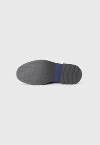 Grau Schuhsohle mit strukturiertem Muster und blauen Akzenten an der Ferse. Verfügt über horizontale Rillen für Grip und Langlebigkeit.