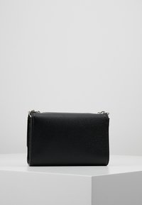 Borsa a tracolla in pelle nera con finitura testurizzata, forma rettangolare, dettagli in argento e tracolla a catena. Design semplice senza motivi visibili.