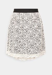 Falda de encaje con una cinturilla negra, que presenta intrincados patrones florales blancos, un dobladillo con forma de ondas y un diseño en capas para mayor textura.