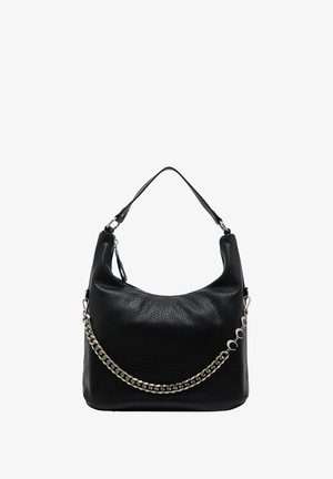 Sort læder skuldertaske med struktureret overflade, en let halvmåneform og en sølvfarvet kædestropdetalje. Har en lukning med lynlås i toppen.