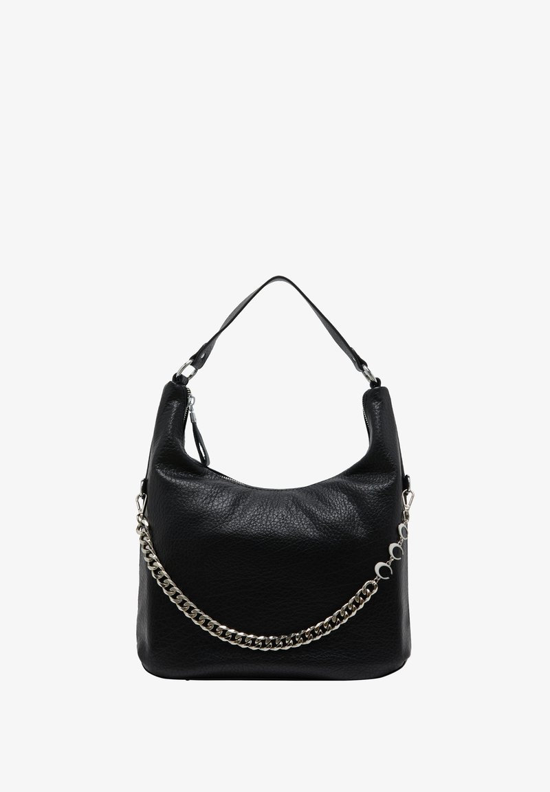 Sort læder skuldertaske med struktureret overflade, en let halvmåneform og en sølvfarvet kædestropdetalje. Har en lukning med lynlås i toppen.