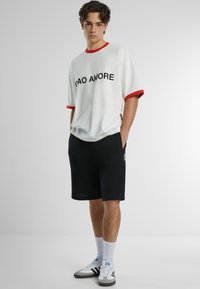 PROHIBITED T-shirts med print - white