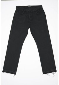 Czarne dżinsy z wysokim stanem i prostą nogawką, z surowo postrzępionymi brzegami, przednimi kieszeniami i zapięciem na guzik na białym tle.