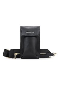 Funda para teléfono de cuero negro con cierre a presión, logo en relieve, correa ajustable y herrajes en tono dorado. Incluye un bolsillo lateral con cremallera.