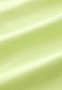 Lichtgele stof met een gladde textuur, voorzien van subtiele kreukels en een uniforme, zachte uitstraling. Ideaal voor kleding of textieltoepassingen.