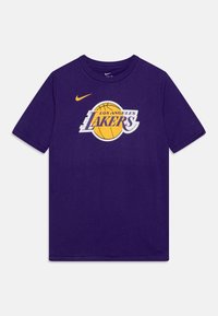Fialové bavlněné tričko s logem "Los Angeles Lakers" v bílé a žluté barvě, s grafikou basketbalového míče a logem Nike na hrudi.
