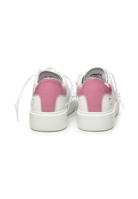 Sneakers bianchi con un accento del tallone rosa lucido, materiale in pelle liscia, punta tonda e lacci bianchi, con una suola leggermente elevata.