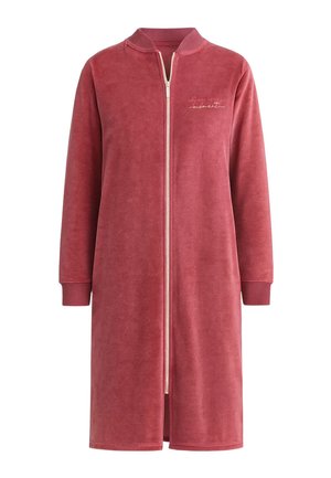Lang støvet rosa badekåbe med lynlås, ribkrave og manchetter, lavet af blødt plysmateriale, med subtil broderet tekst på brystet.