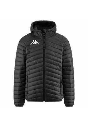 Giacca imbottita nera con zip frontale, cappuccio e trapuntatura a chevron. Presenta un logo bianco sul lato sinistro del torace e polsini elasticizzati sulle maniche.