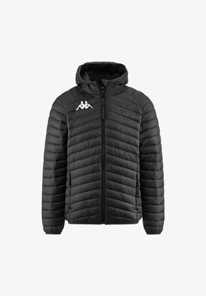 Giacca imbottita nera con zip frontale, cappuccio e trapuntatura a chevron. Presenta un logo bianco sul lato sinistro del torace e polsini elasticizzati sulle maniche.