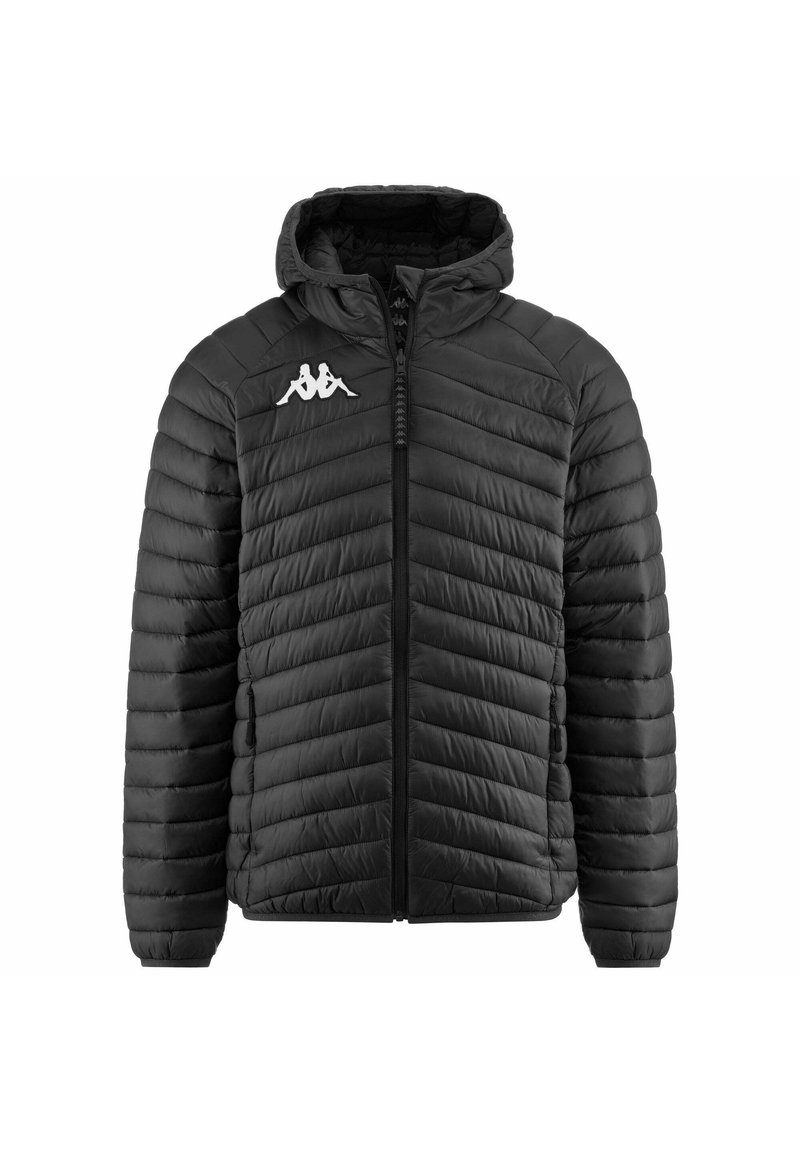 Giacca imbottita nera con zip frontale, cappuccio e trapuntatura a chevron. Presenta un logo bianco sul lato sinistro del torace e polsini elasticizzati sulle maniche.