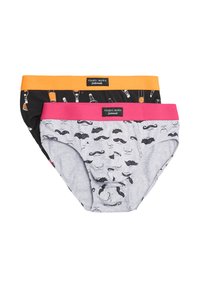 Dos pares de calzoncillos para hombre: uno negro con cinturilla naranja y un patrón de botellas de bebida, y otro gris con cinturilla rosa y estampado de bigotes.
