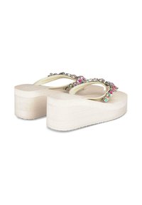 Infradito platform bianche con cinturini decorati, aventi decorazioni rosa e trasparenti lungo la parte superiore e suola testurizzata per una migliore presa.