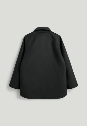 Sort langærmet jakke med krave, vist bagfra på en ensfarvet grå baggrund.