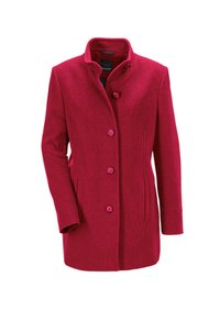 Roter Wollmantel mit hohem Kragen, vier Knöpfen und seitlichen Taschen. Verfügt über vertikale Nähte und lange Ärmel. Glatte, weiche Textur.