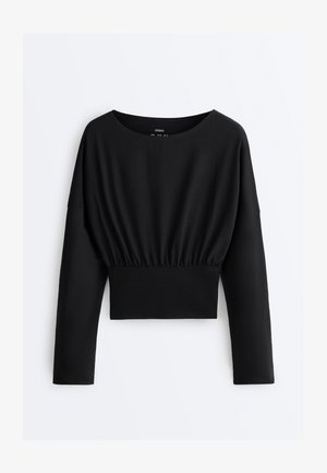 Čierny krátky dlhý rukáv s širokým okrúhlym výstrihom a detailom zoštíhľujúceho pásu, zobrazený na bielom pozadí.