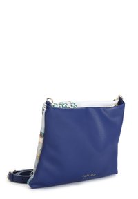 Blå läderaxelväska med en slät yta; har ett mönstrat tyginteriör och detaljer i guld; strömlinjeformat design.