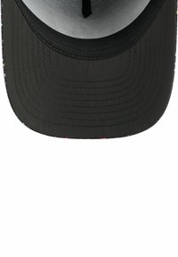 Casquette de baseball noire avec un extérieur en tissu lisse et un visière texturée, ornée d'un accent coloré le long du bord.