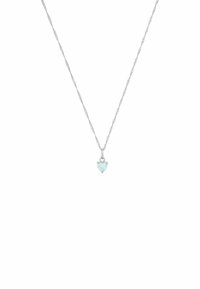 Collar de cadena de plata con un colgante de ópalo en forma de corazón, con un tono azul claro y tres garras de sujeción. Diseño de eslabones texturizados.