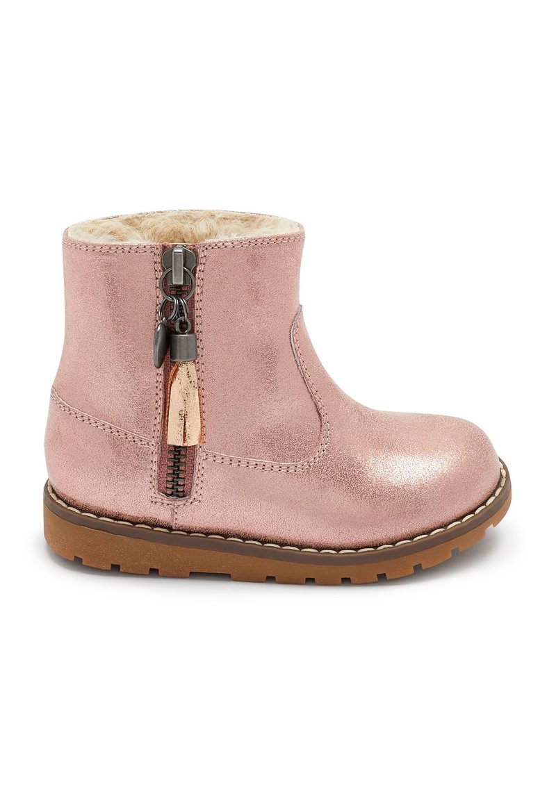 Botas de tobillo metálicas rosas con cremallera lateral, forro de piel suave y suela de goma marrón. Diseñadas para la comodidad con una textura suave.