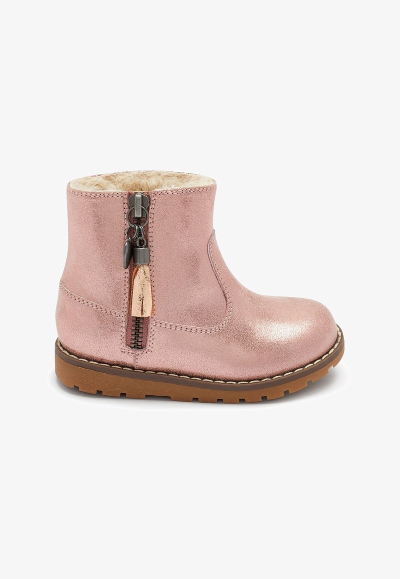 Botas de tobillo metálicas rosas con cremallera lateral, forro de piel suave y suela de goma marrón. Diseñadas para la comodidad con una textura suave.