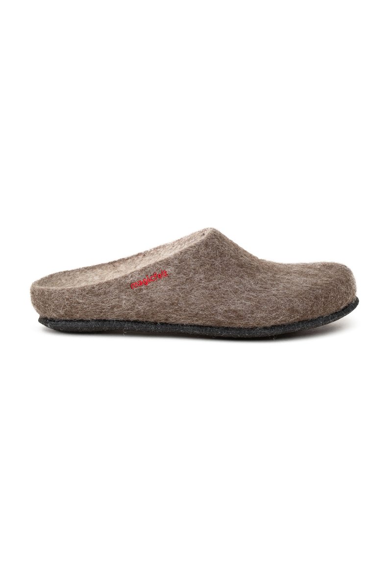 Brune filt-sandaler med en blød tekstur, åben bagdesign og en sort gummisål. Har et lille rødt logo på siden.