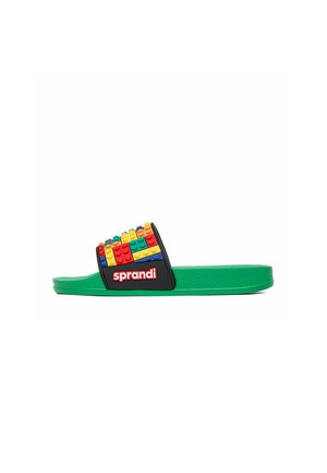 Grüne Rutsch-Sandale mit einem schwarzen Riemen, verziert mit bunten Bausteinen und dem "sprandi"-Logo in Weiß und Rot.