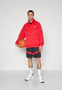 Nike Performance CHICAGO BULLS CLUB ANORAK - Veste de survêtement - university red/sail