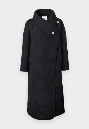 Čierny prešívaný kabát s vysokým golierom, prednými zapínaniami na patentky a geometrickým vzorom. Dlhé rukávy a strih rovného strihu.