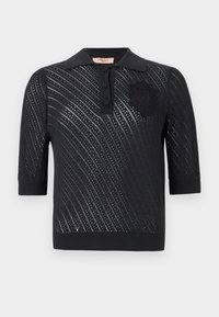 Čierny pletený polo top s textúrovaným vzorom, krátkymi rukávmi, golierom a štyrmi gombíkmi. Obsahuje vyšívaný detail na hrudi.