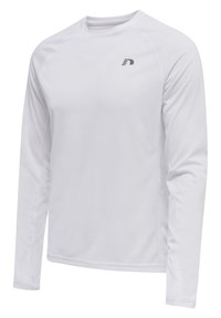 Weißes Longsleeve-Sportshirt mit Rundhalsausschnitt, Raglanärmeln, strukturiertem Stoff und einem kleinen grauen Logo auf der oberen linken Seite.