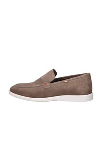 Braune Wildleder-Slipper mit runder Zehenpartie, weißer Sohle und dezenten Akzenten, einschließlich eines kleinen orangen Details an der Seite.