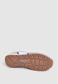 Sneaker con lacci con una parte superiore in suede grigia, sezioni in rete bianca, dettagli blu e suola in gomma con un motivo testurizzato e logo.