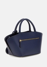 Borsa a tracolla in blu navy, con una texture lavorata, doppie maniglie, una tasca frontale con zip e una forma strutturata, impreziosita da dettagli in oro.