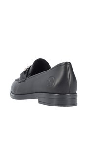 Mocassins en cuir noir avec une texture lisse, bout arrondi et une boucle en métal décorative. Dotés d'une semelle basse avec un branding discret.