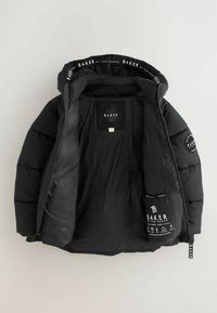 Veste matelassée noire Ted Baker avec ouverture sur le devant, intérieur de capuche marqué et écusson avec logo à l’intérieur et sur la manche.