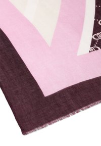 Sciarpa in cotone con motivi geometrici in diverse tonalità di rosa, bianco e burgundy scuro, con una texture di bordo frangiato.