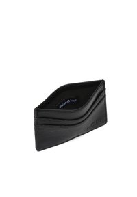 Juodos odos kortelė laikiklis su tekstūruotu paviršiumi, išlenktu atidarymu ir subtiliu logotipu; viduje yra audinio pamušalas ir iškilęs prekės ženklas.