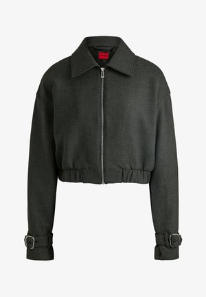 Lyhyempi tummanharmaa takki, jossa on kauluksellinen kaula-aukko, etuvetoketju ja vyölliset hihansuut. Valmistettu teksturoidusta kankaasta, jossa on vartalonmyötäinen vyötärö.