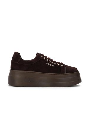 Baskets compensées en daim marron foncé avec semelle épaisse, fermeture à lacets à l'avant, et logo "kazar" sur le côté.
