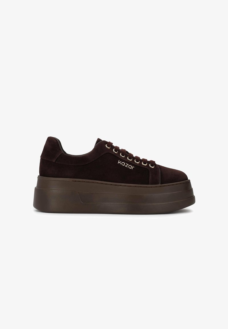 Baskets compensées en daim marron foncé avec semelle épaisse, fermeture à lacets à l'avant, et logo "kazar" sur le côté.