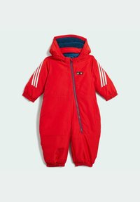 Mono de nieve acolchado rojo para niños pequeños con capucha, puños elásticos, cremallera diagonal en la parte frontal, rayas blancas en las mangas y forro de forro polar azul en el interior de la capucha.