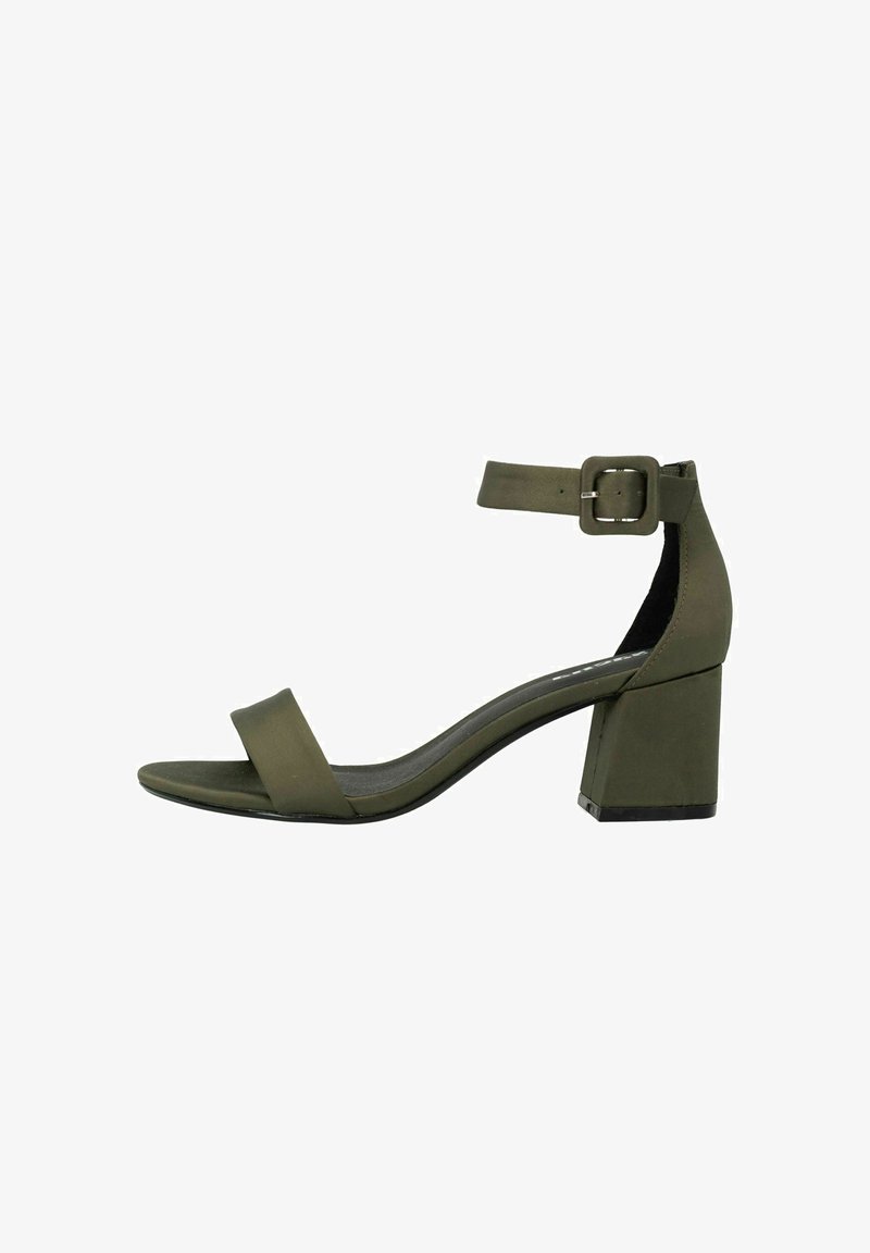 Sandale à talon vert olive avec une sangle de cheville et un talon carré. Matériau lisse avec un design minimaliste et une seule bride pour les orteils.