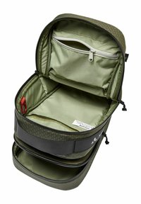 Olivgrün Reisetasche mit einem Reißverschlussfach und zwei geräumigen Fächern; verfügt über glattes Gewebe und eine strukturierte Außenseite.