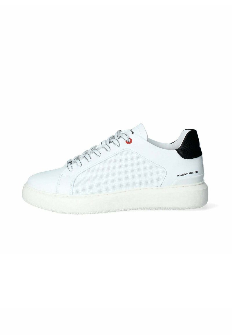 Sneaker in pelle bianca con un pannello laterale testurizzato, lacci grigi, un occhietto rosso e un tallone a contrasto nero. Suola in gomma bianca spessa.