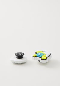 Twee telefoonsteunen: één zwarte cirkelvormige steun met een gestructureerd oppervlak, één witte steun met een cartoonfiguur met een blauwe gezicht en gele haar.
