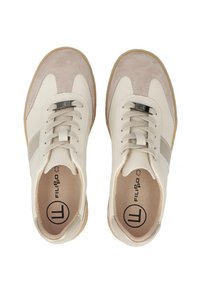 Kremowe i jasnoszare skórzane sneakersy z zamszowymi akcentami, płaskimi sznurówkami i gumową podeszwą. Posiadają logo na wkładce i paski po bokach.